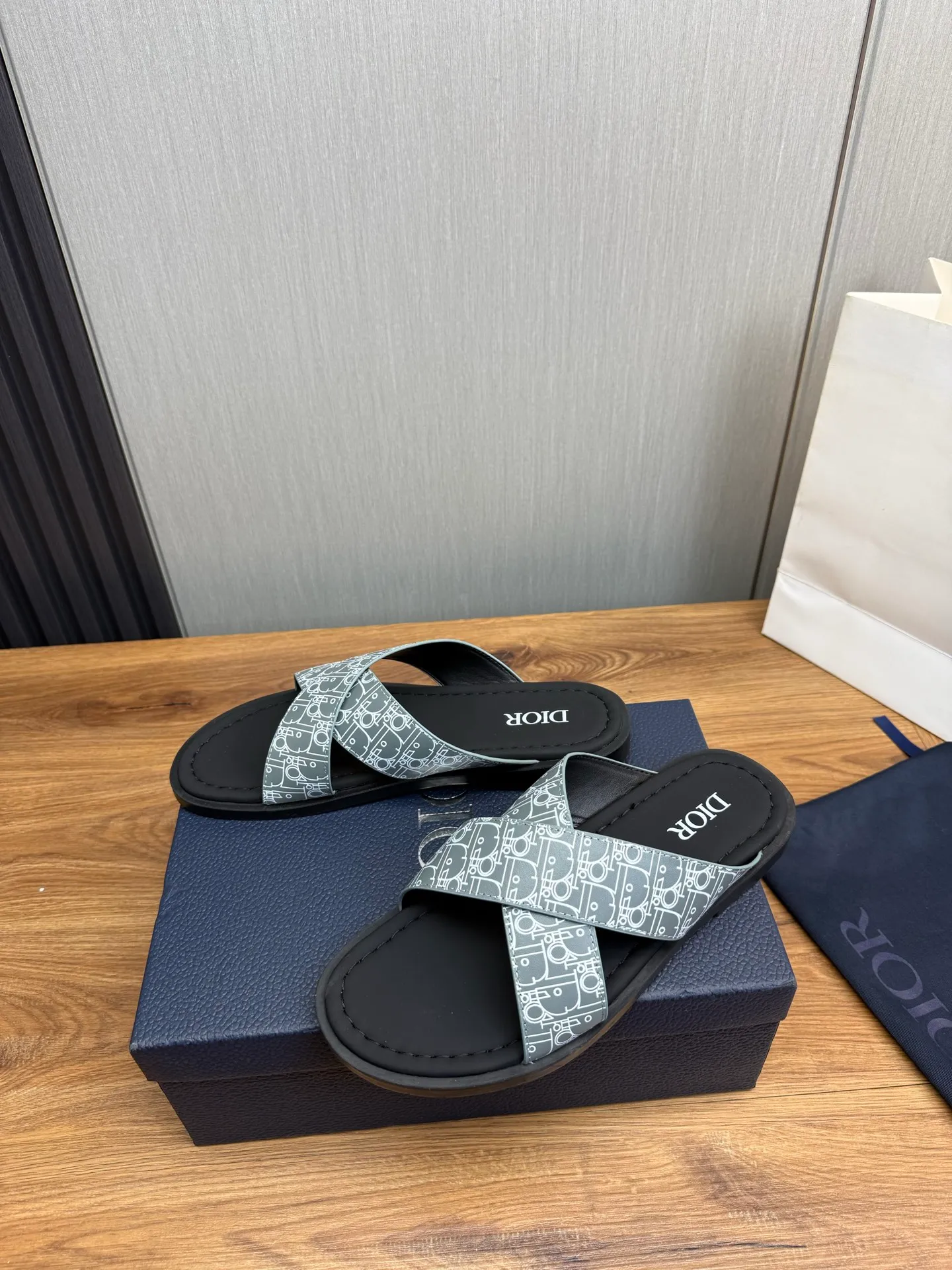 Men's shoes 💰300💰 Dior. Popular slippers hot sale 🔥 Available all year round ✅ Original original material 🩴 SIZE: 38-46 (45.46 non-refundable)